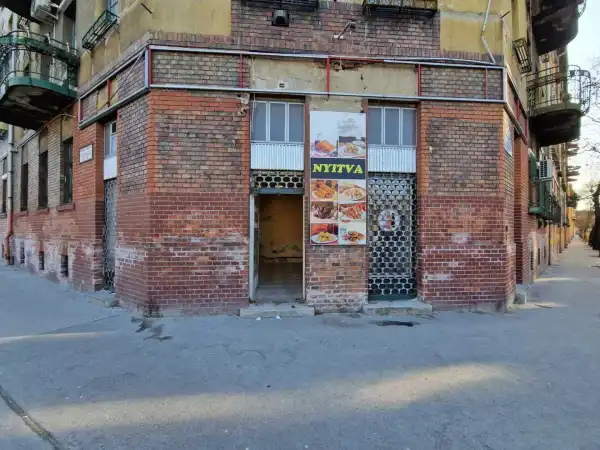 Eladó üzlethelyiség utcai bejáratos, Budapest, VIII. kerület 100 m² 31.5 M Ft